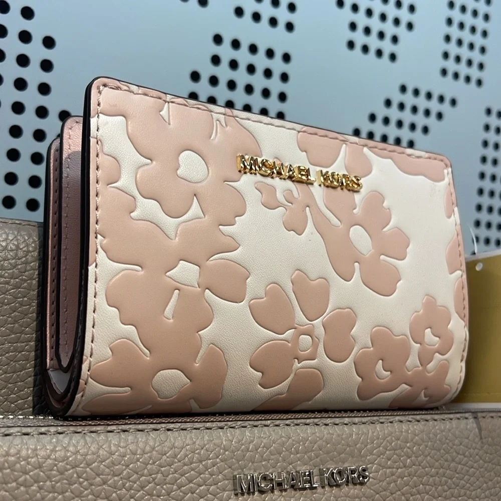 Michael Kors Jet Set Medium Floral Print Bi-Fold Wallet 
POWDER BLUSH
NWT - Picture 3 of 16